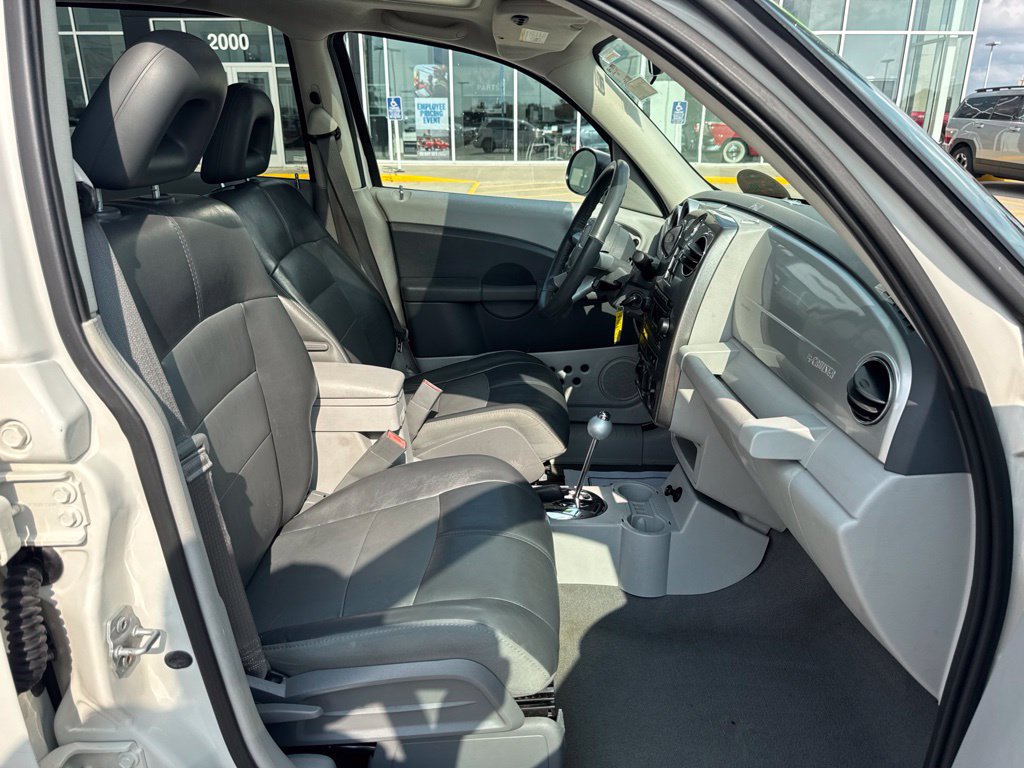 Used 2008 Chrysler PT Cruiser Limited FWD image 26