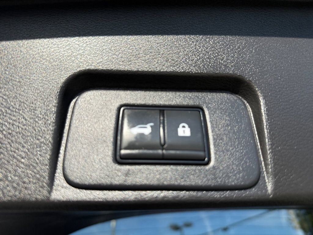 Used 2024 Nissan Rogue SV image 10