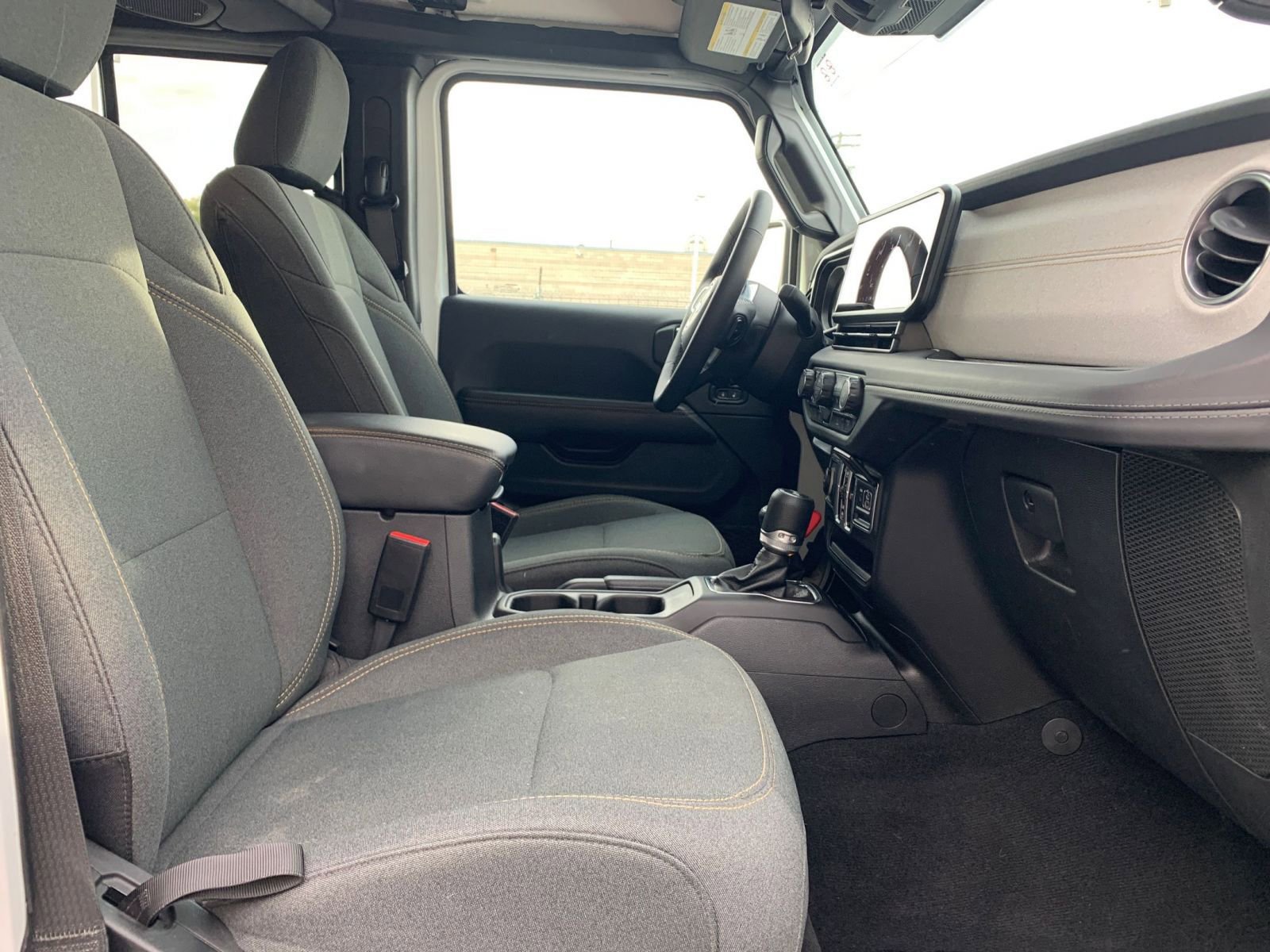 Used 2025 Jeep Wrangler Sahara image 35