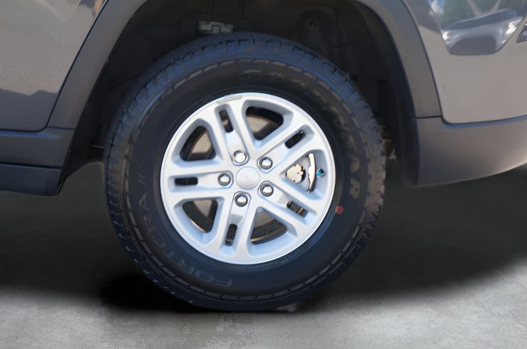 Used 2024 Jeep Grand Cherokee Laredo AWD/4WD image 11