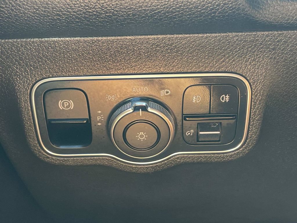 Used 2021 Mercedes-Benz GLB 250 image 24
