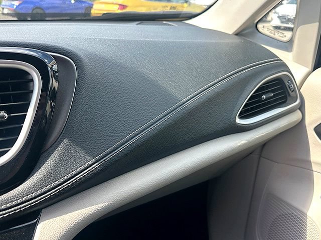 Used 2023 Chrysler Pacifica Touring-L FWD image 24
