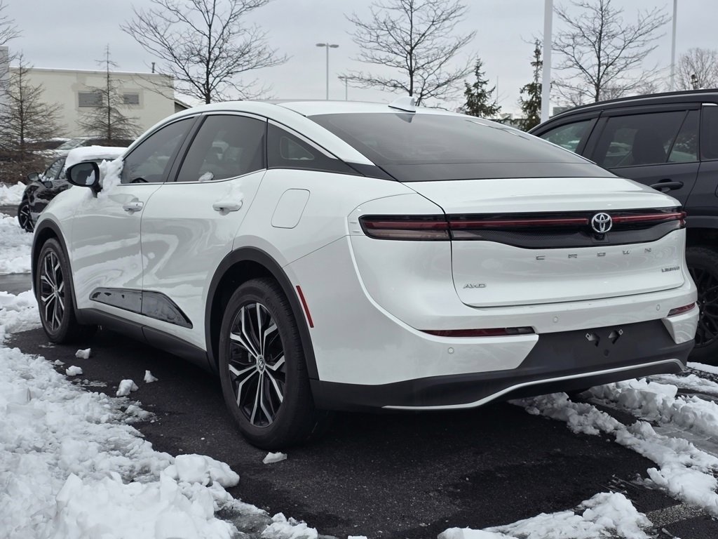 Used 2023 Toyota Crown Limited image 5