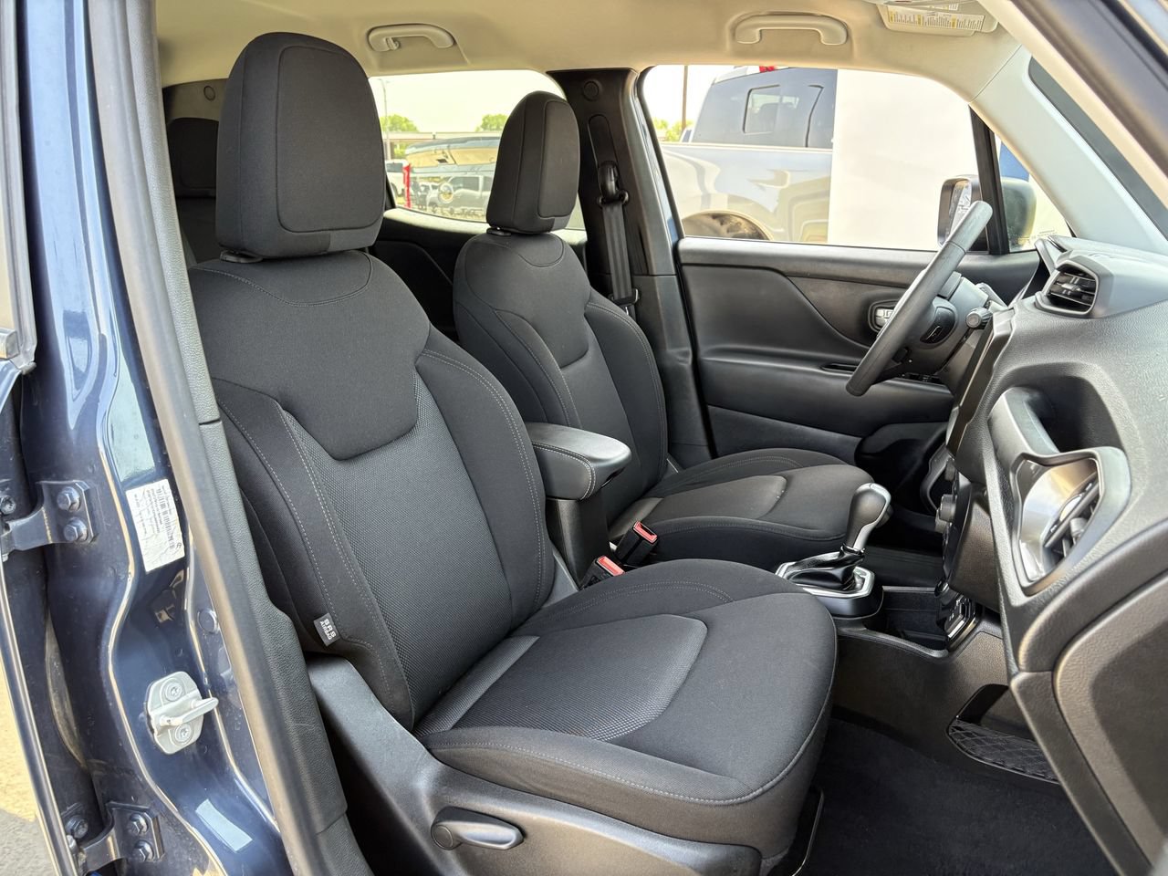 Used 2023 Jeep Renegade Latitude AWD/4WD image 29