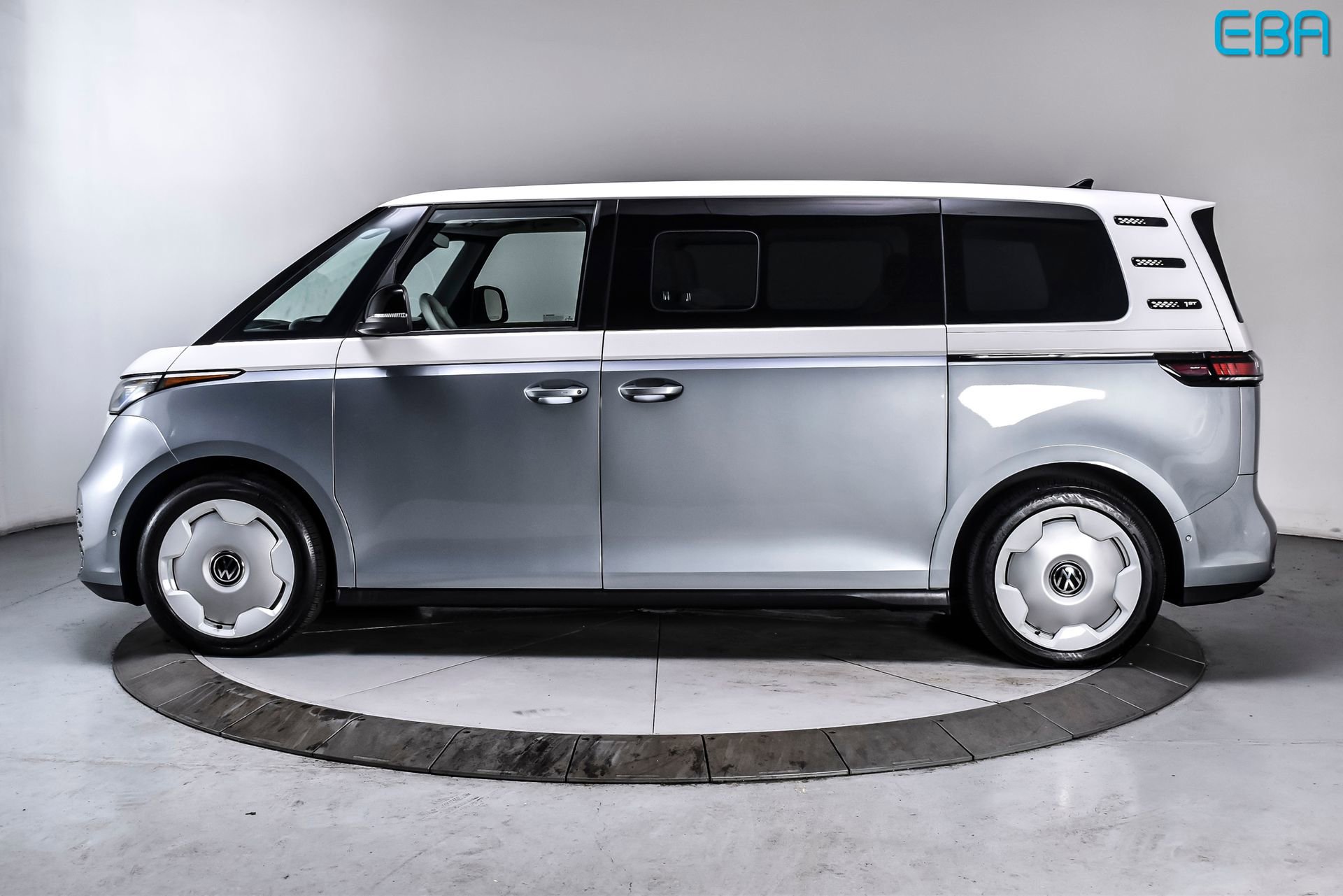 Used 2025 Volkswagen ID. Buzz 1st Edition RWD image 3