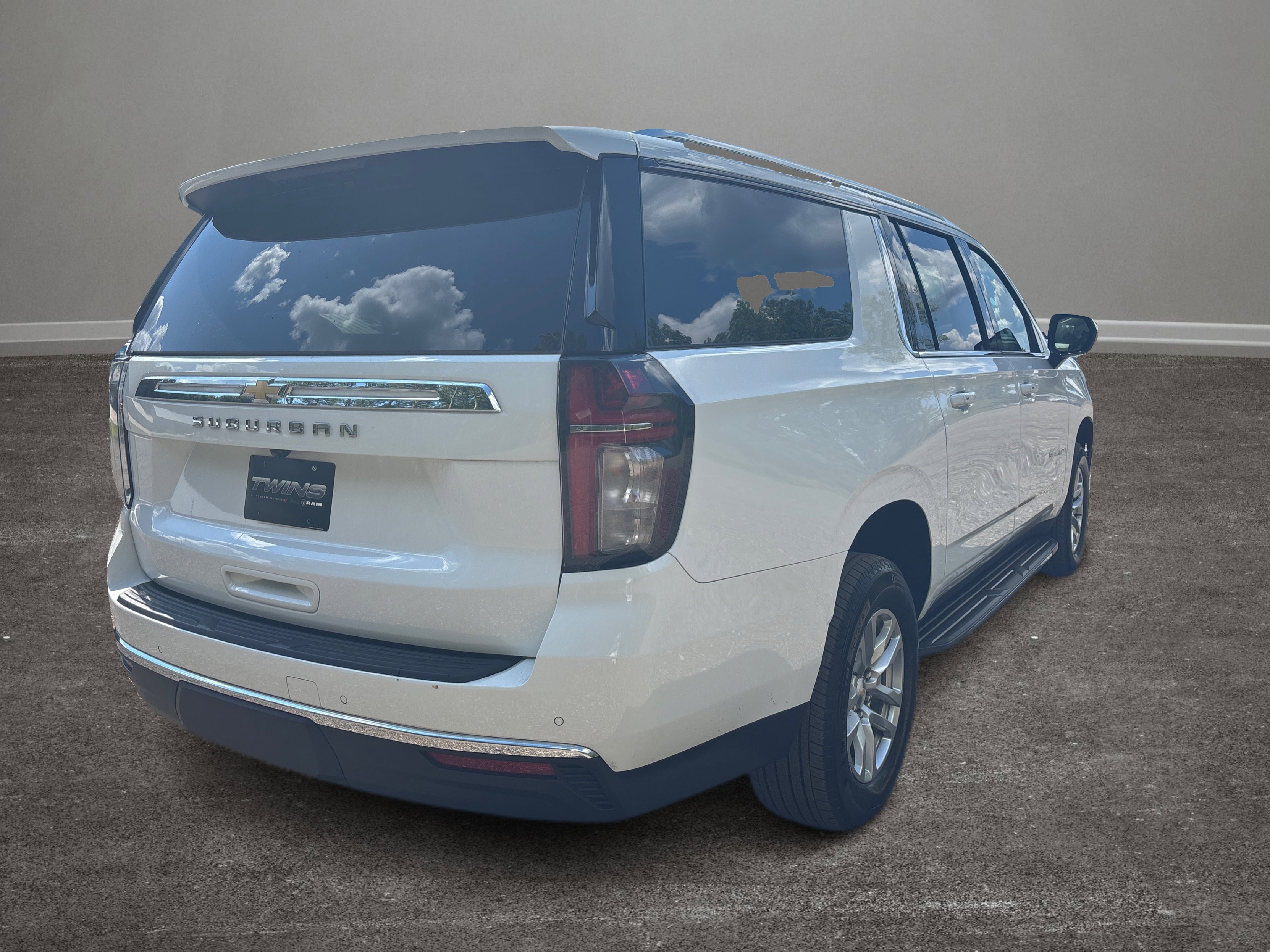 Used 2023 Chevrolet Suburban LS image 34