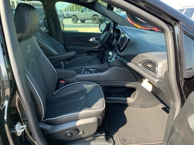 New 2026 Chrysler Pacifica Limited w/ S Appearance Package image 28