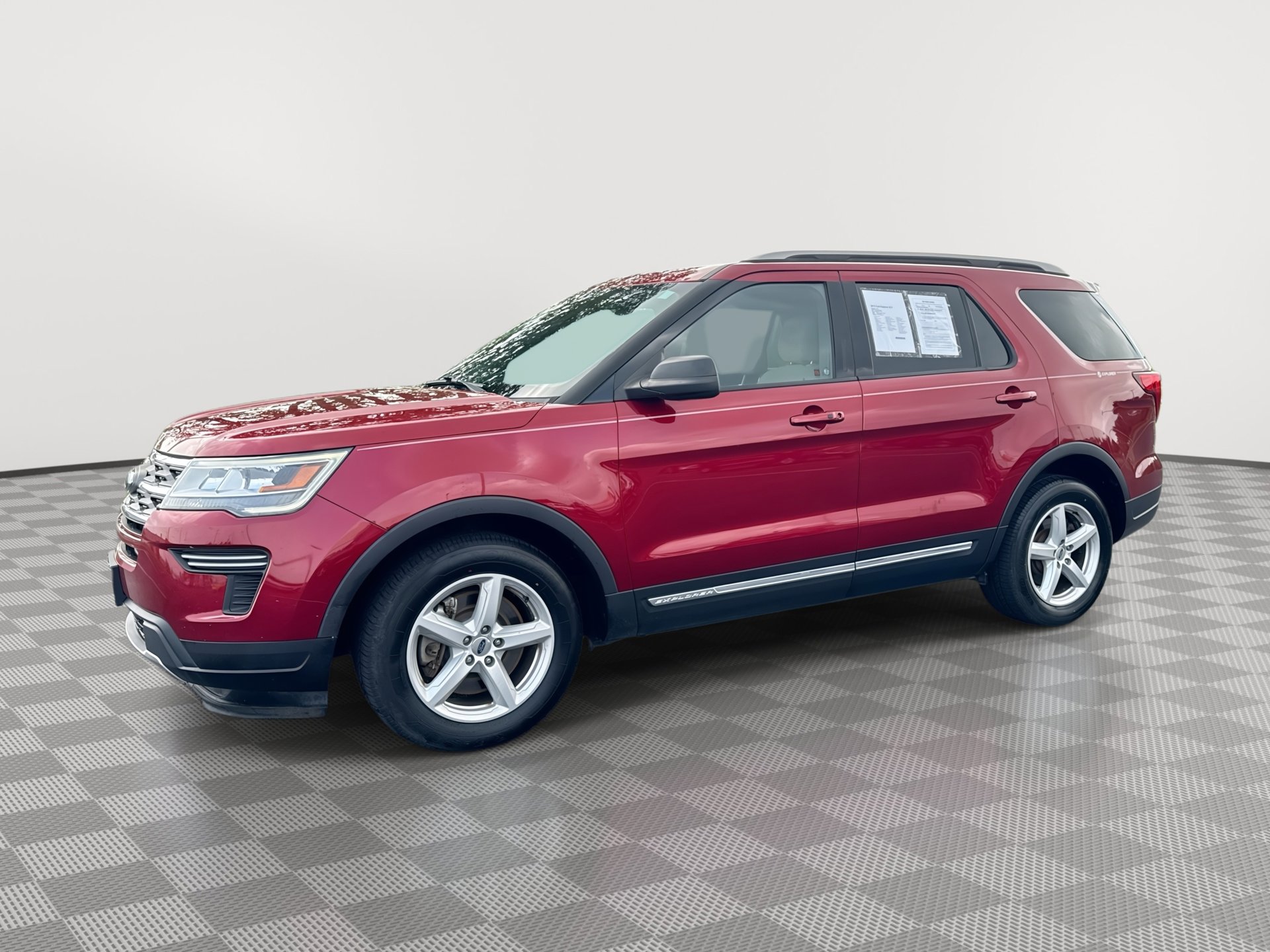 Used 2018 Ford Explorer XLT FWD image 1
