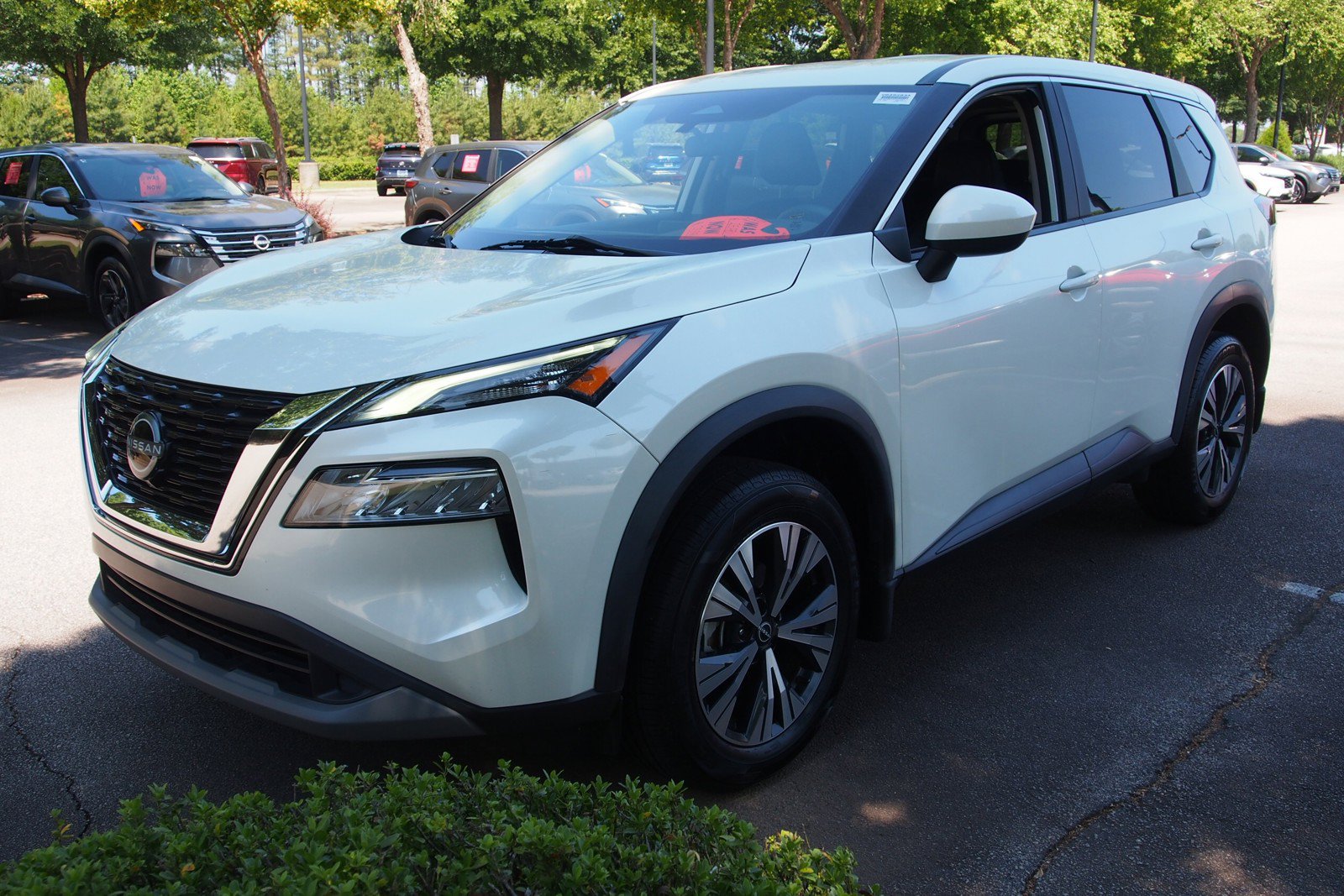 Used 2023 Nissan Rogue SV FWD image 3