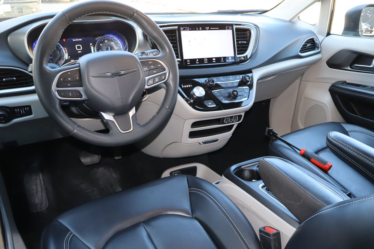 Used 2023 Chrysler Pacifica Touring-L FWD image 4