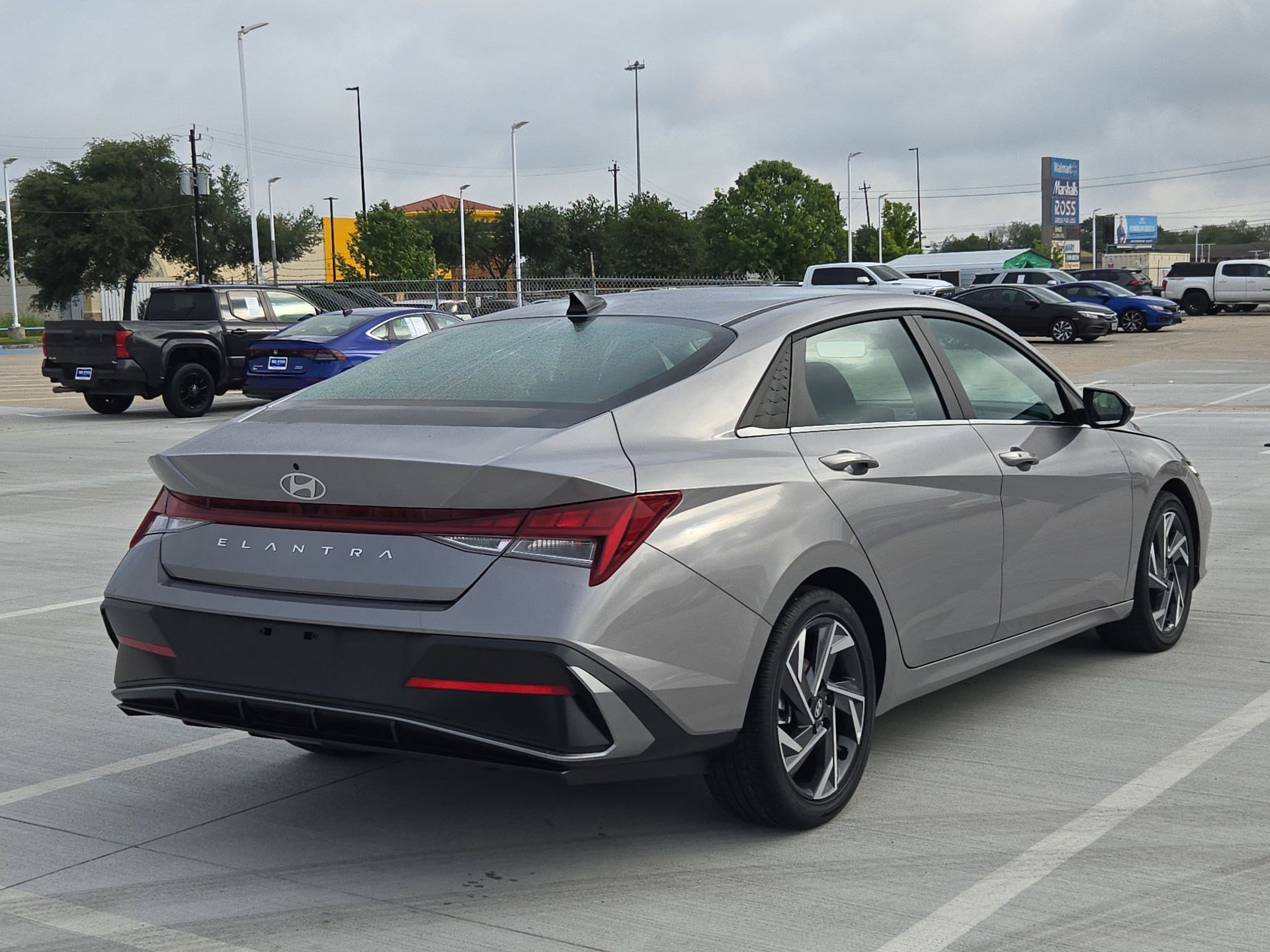 Used 2025 Hyundai Elantra SEL FWD image 3