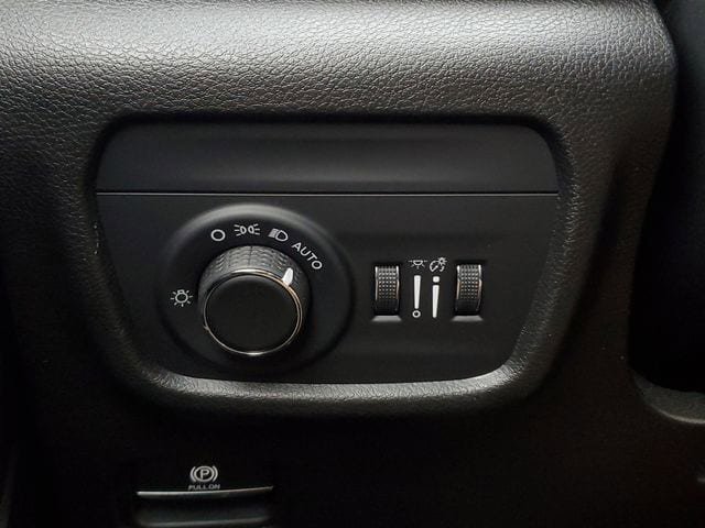 Used 2021 Jeep Grand Cherokee L Laredo w/ Luxury Tech Group I AWD/4WD image 35