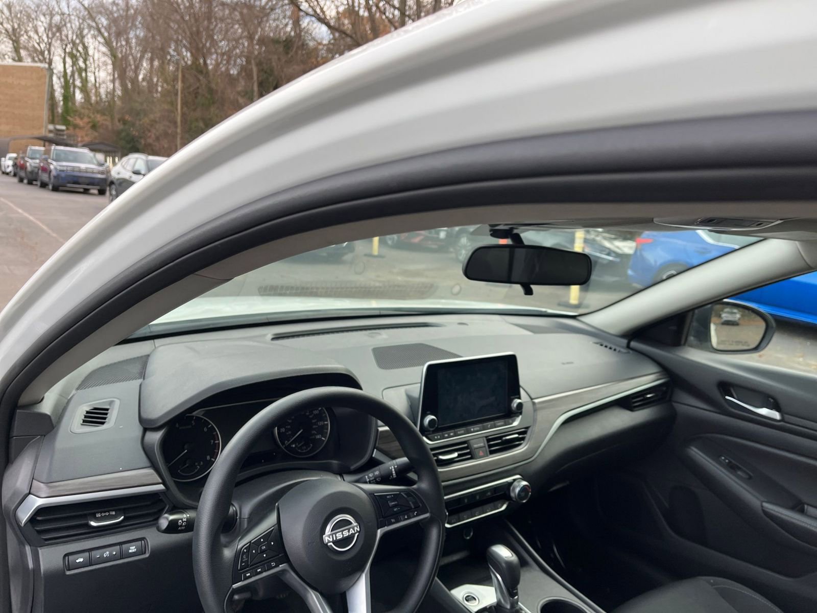 Used 2025 Nissan Altima 2.5 SV image 32