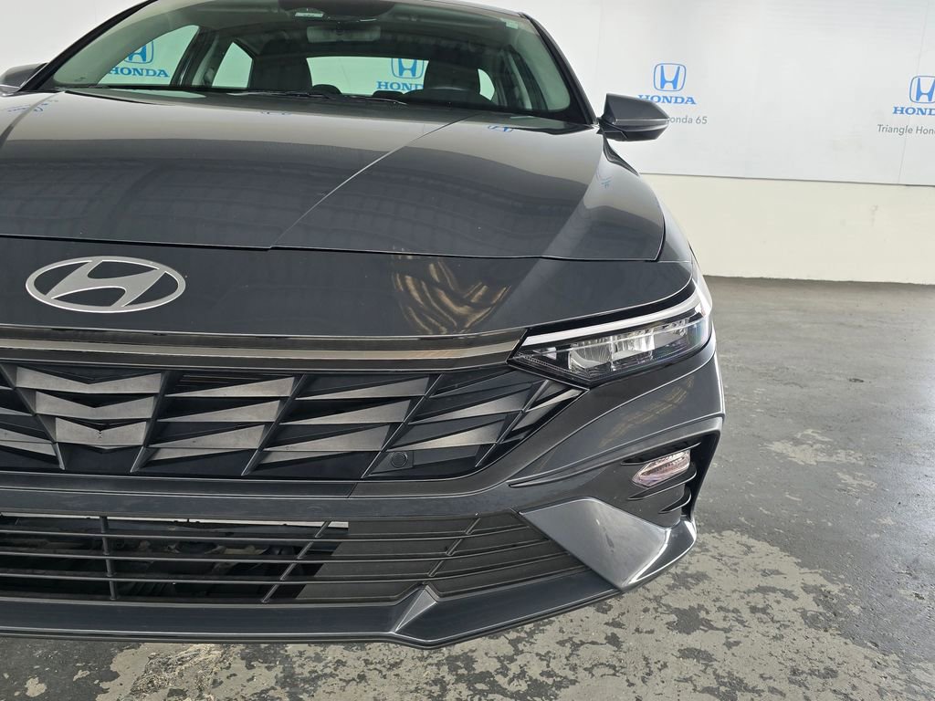 Used 2025 Hyundai Elantra SE FWD image 37
