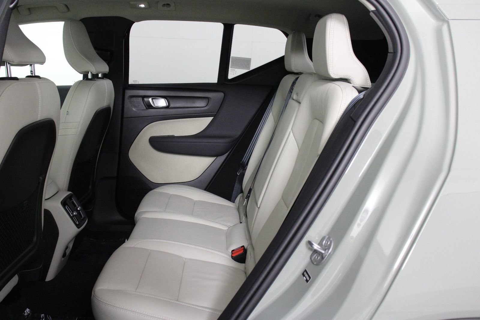 Certified 2023 Volvo XC40 B5 Ultimate w/ Protection Package Premier AWD/4WD image 32
