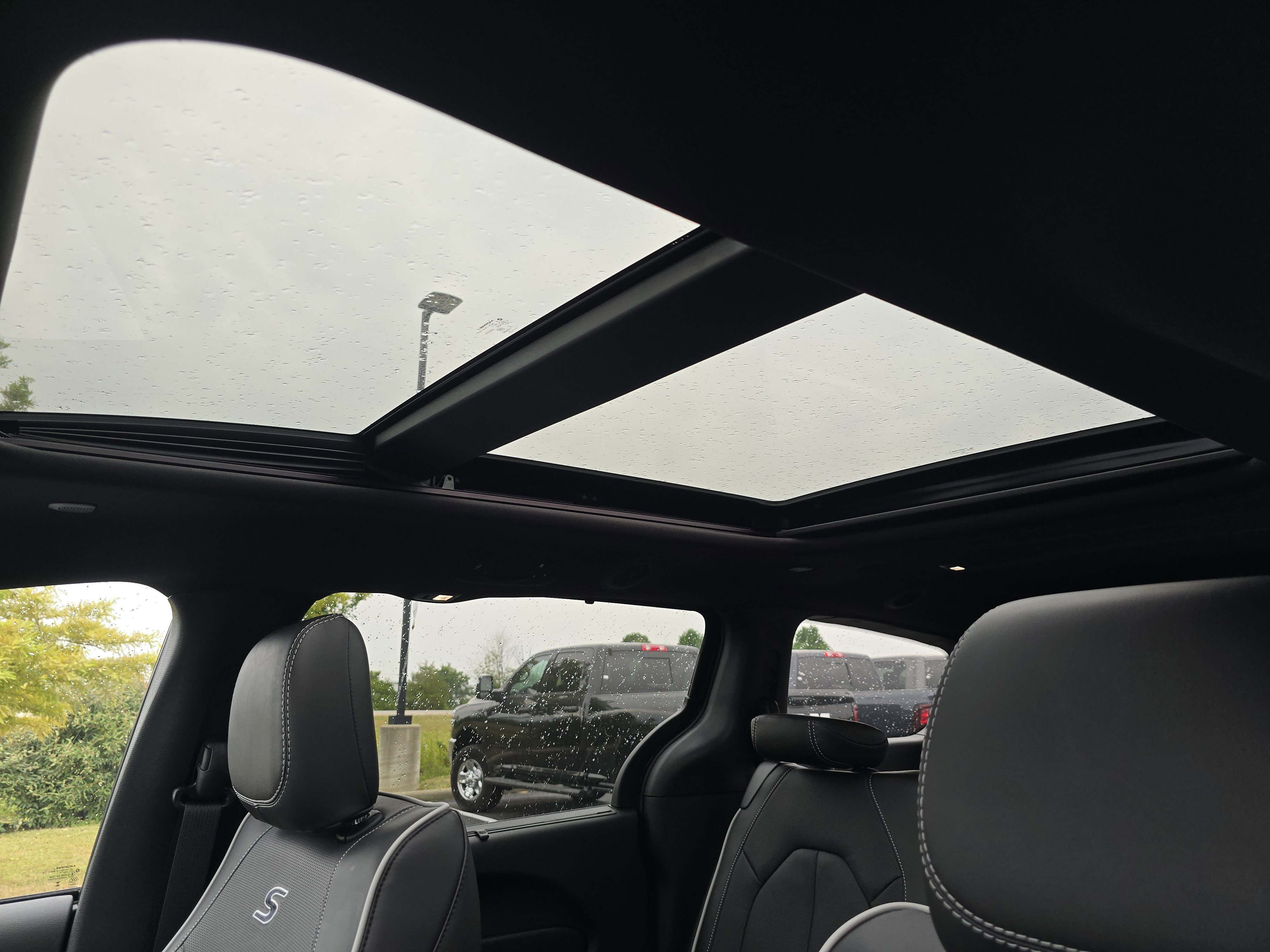 New 2026 Chrysler Pacifica Limited w/ S Appearance Package image 2