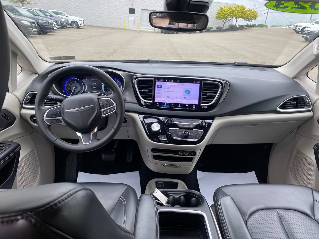 Used 2023 Chrysler Pacifica Touring-L FWD image 13