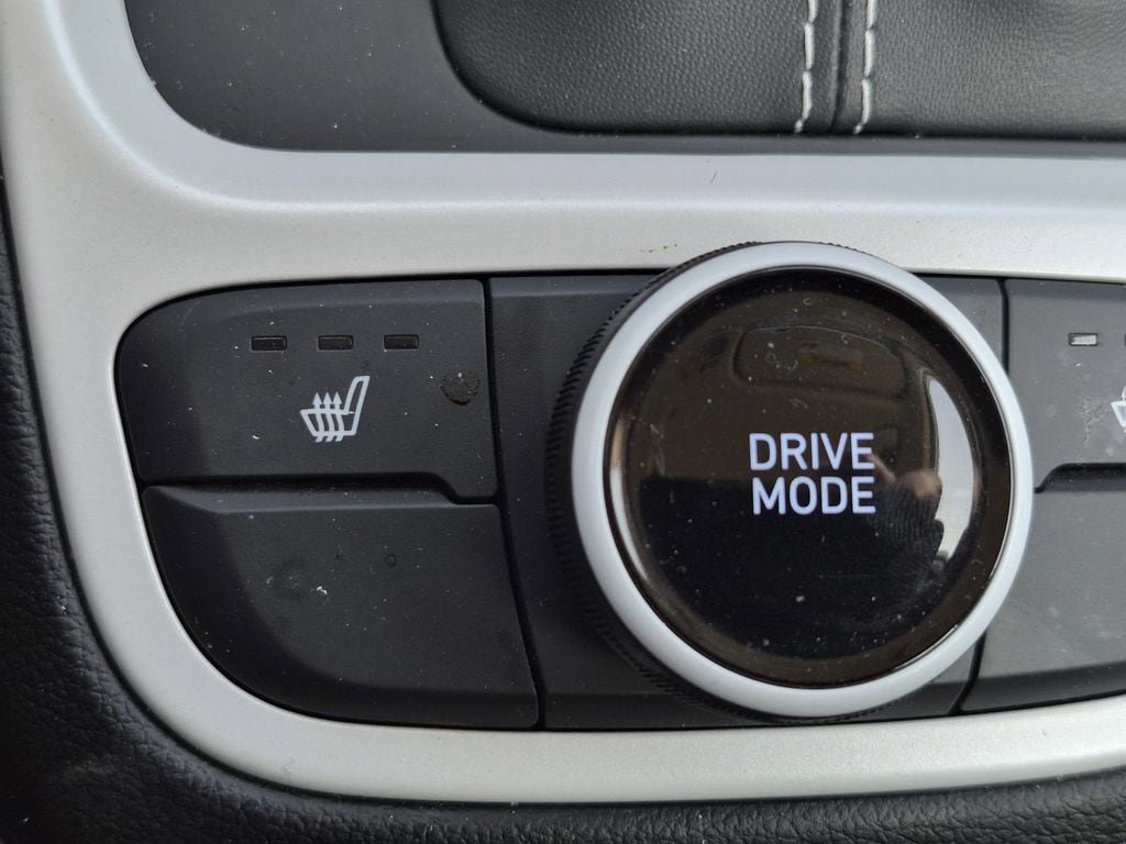 Used 2025 Hyundai Venue Limited FWD image 29