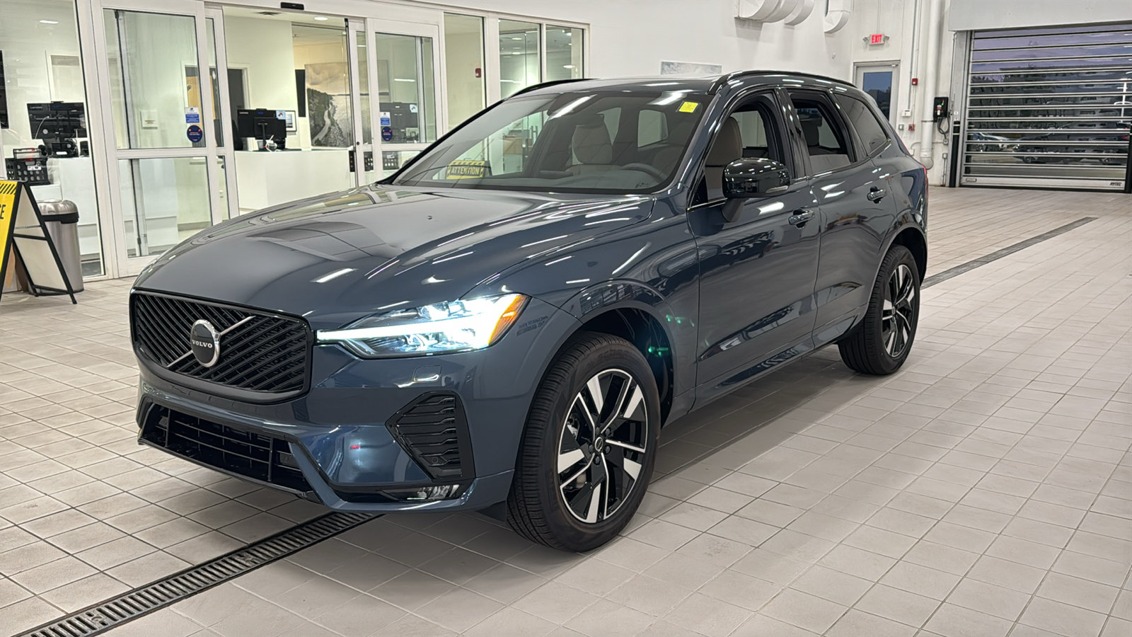 New 2027 Volvo XC60 B5 Core AWD/4WD image 9