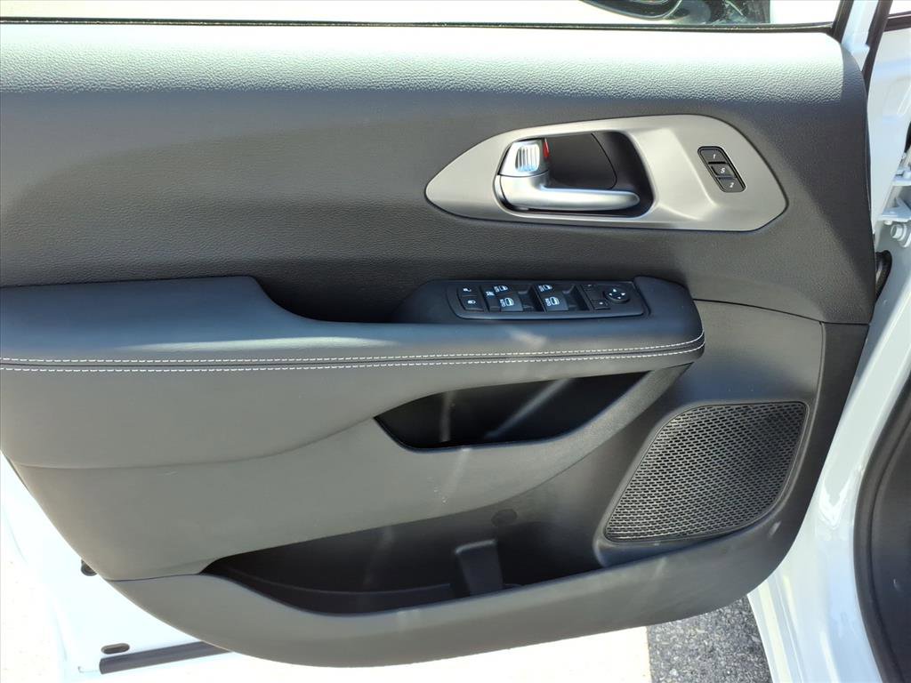 New 2026 Chrysler Pacifica Select image 8