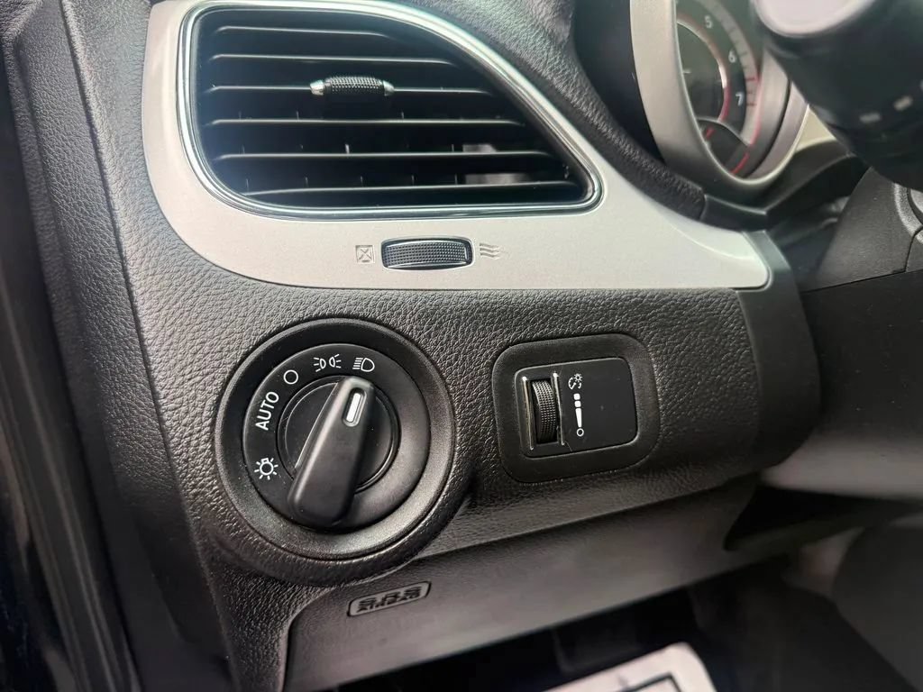 Used 2018 Dodge Journey SE w/ Connectivity Group FWD image 15