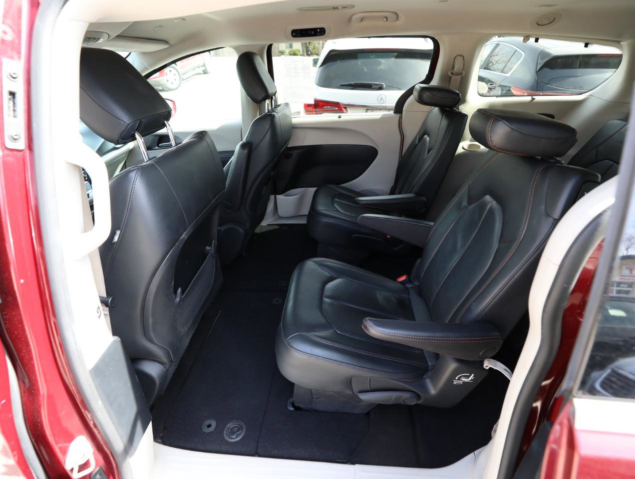 Used 2020 Chrysler Pacifica Touring-L w/ Tire & Wheel Group FWD image 15