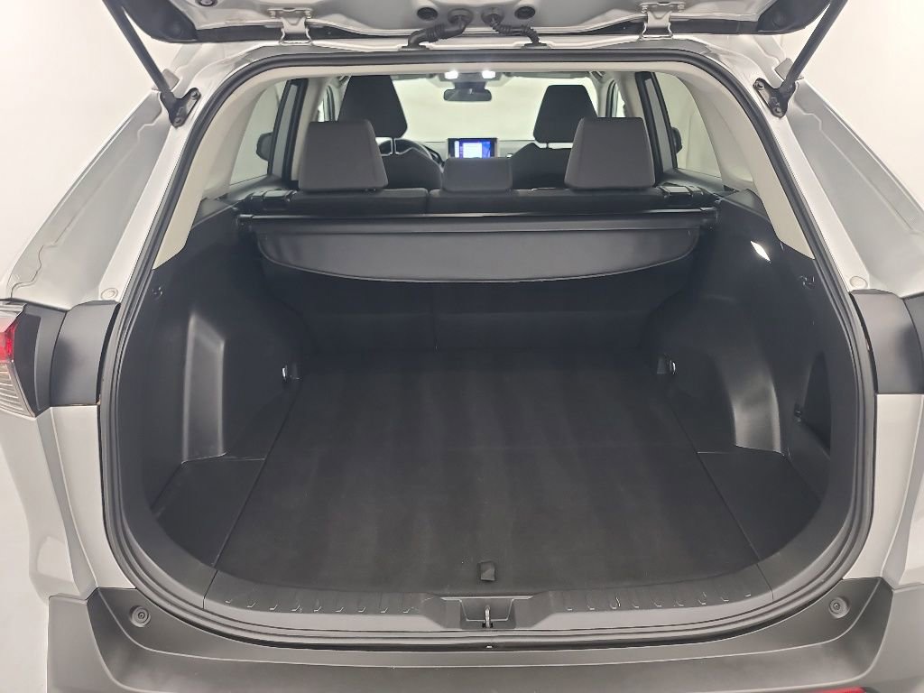 Used 2025 Toyota RAV4 XLE AWD/4WD image 19