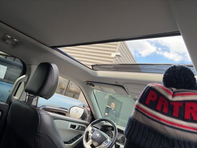 Used 2021 Ford Explorer XLT w/ Equipment Group 202A image 4