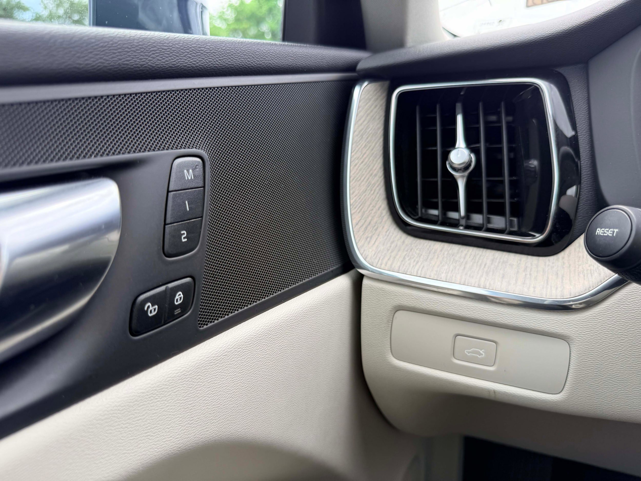 Certified 2023 Volvo XC60 B5 Plus w/ Climate Package AWD/4WD image 17
