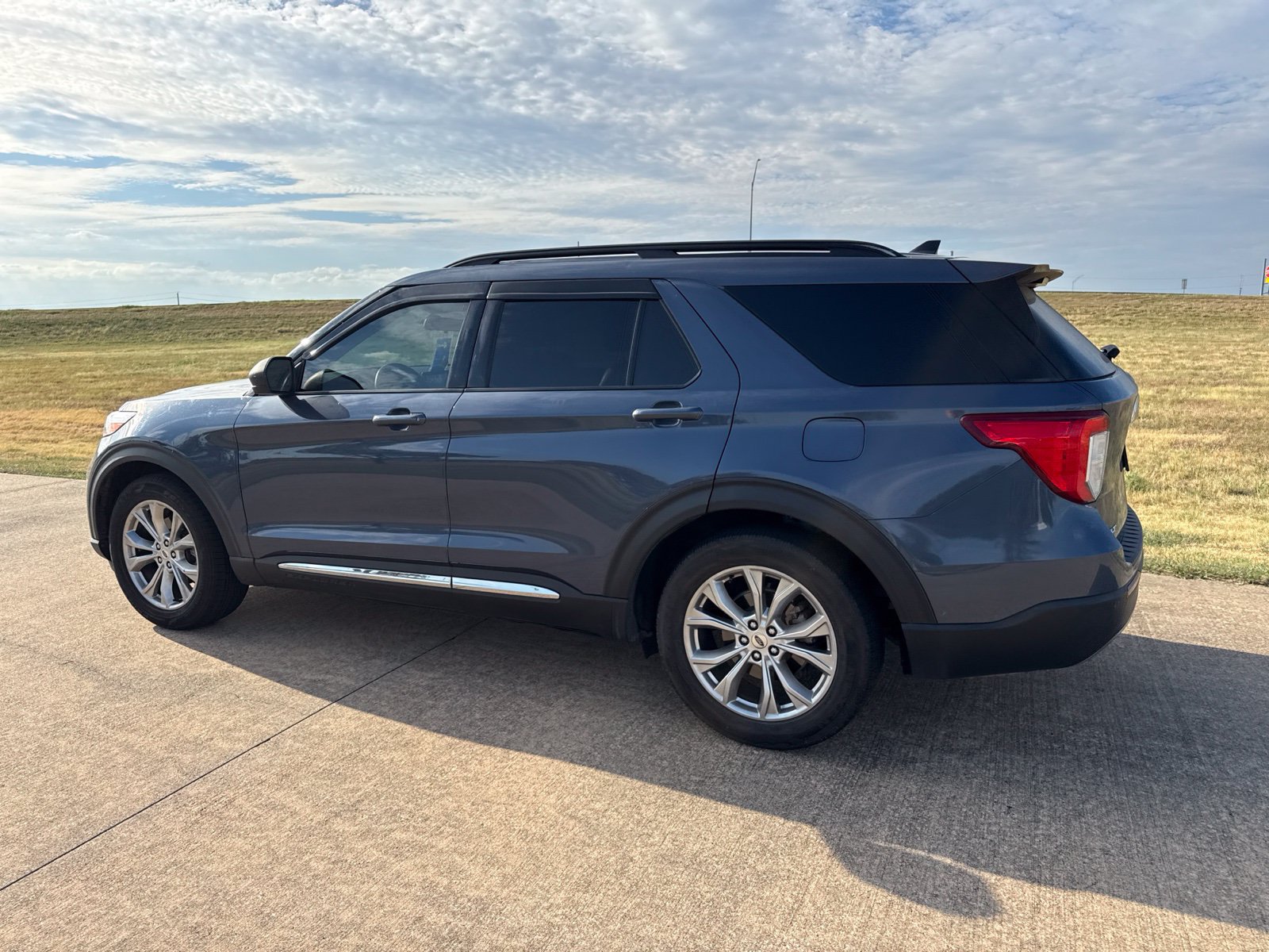 Used 2021 Ford Explorer XLT w/ Equipment Group 202A RWD image 15