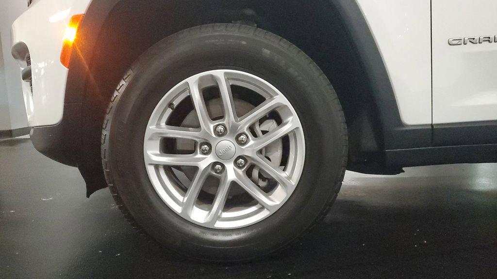 Used 2025 Jeep Grand Cherokee Laredo X image 7