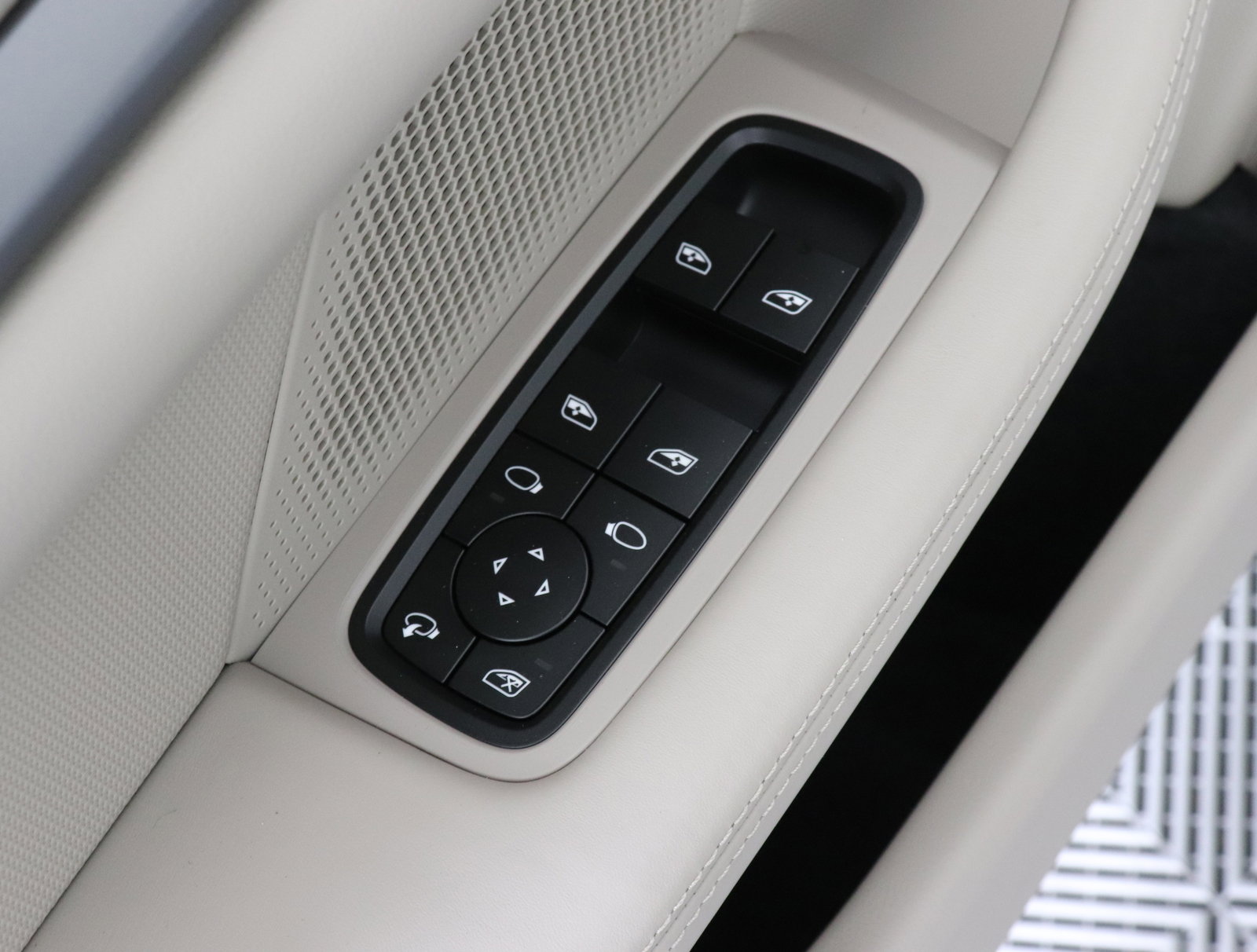 Used 2025 Porsche Taycan image 27