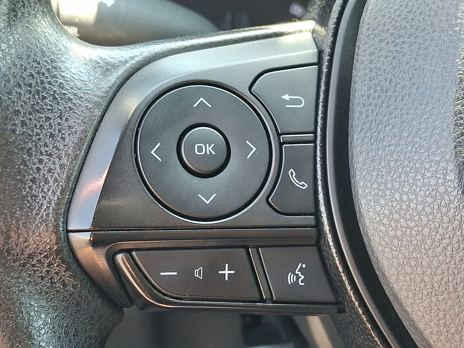 Used 2021 Toyota RAV4 LE w/ Carpet Mat Package (TMS) AWD/4WD image 21