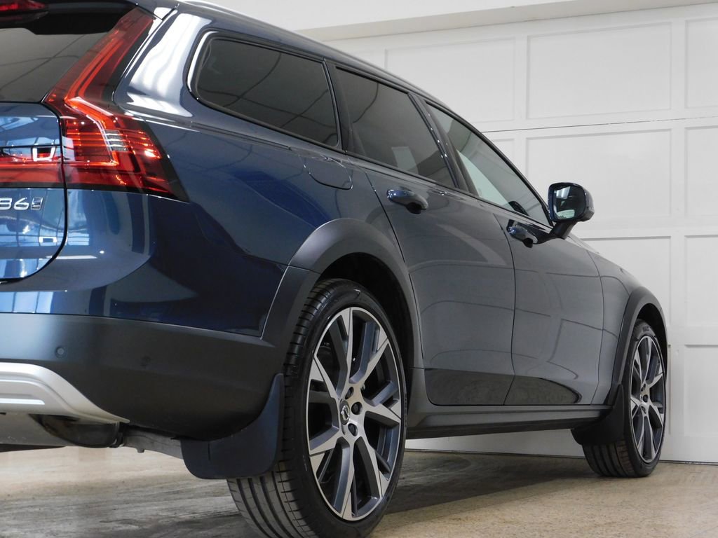 Used 2026 Volvo V90 B6 Cross Country Ultra image 90