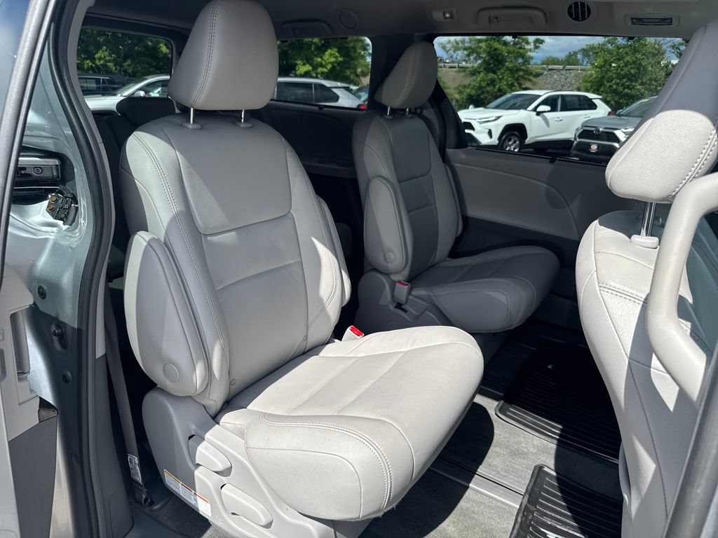 Used 2018 Toyota Sienna XLE Premium AWD/4WD image 31