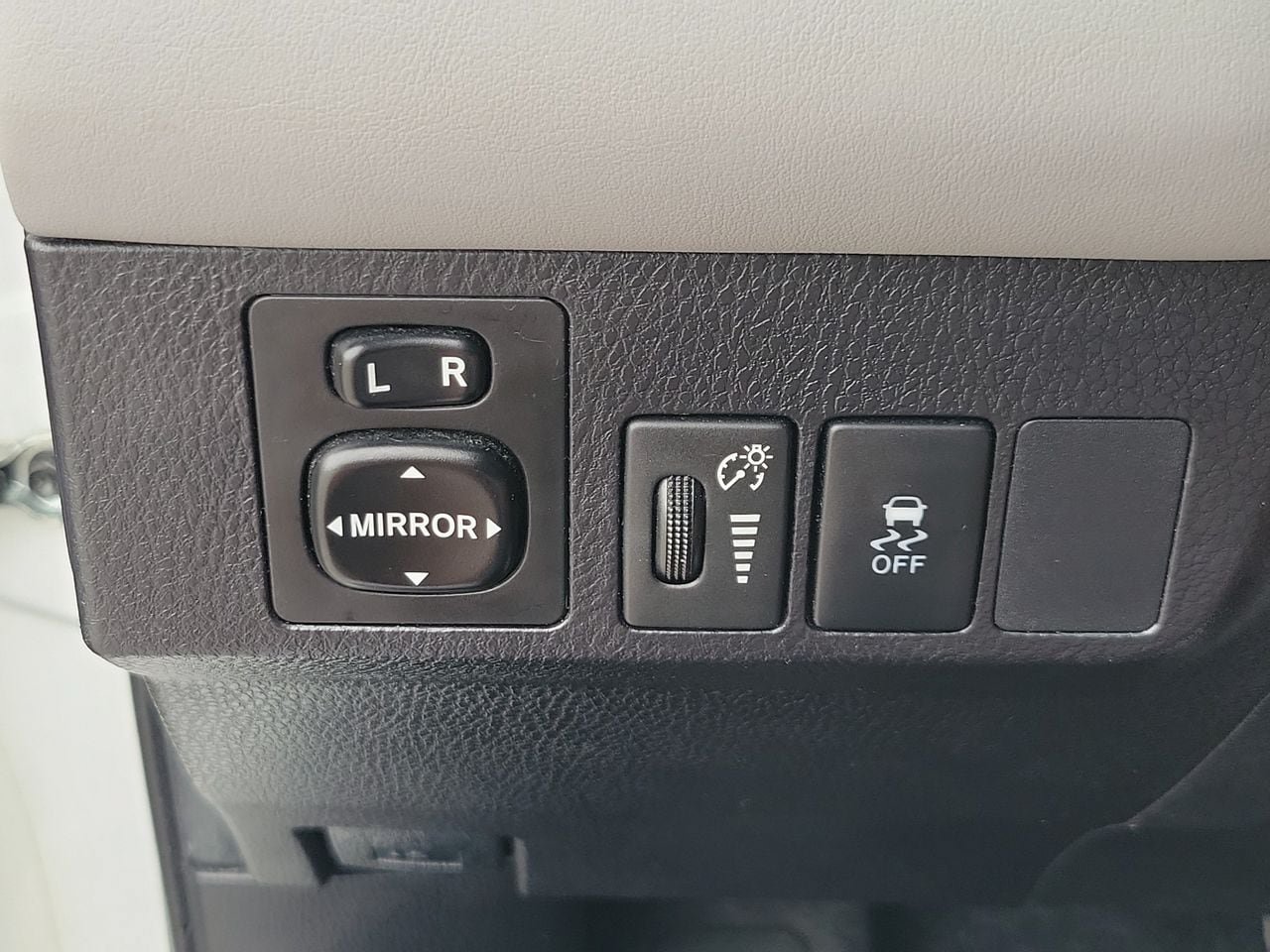 Used 2015 Toyota RAV4 Limited FWD image 30