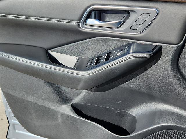 Used 2021 Nissan Rogue SL w/ Premium Package image 7