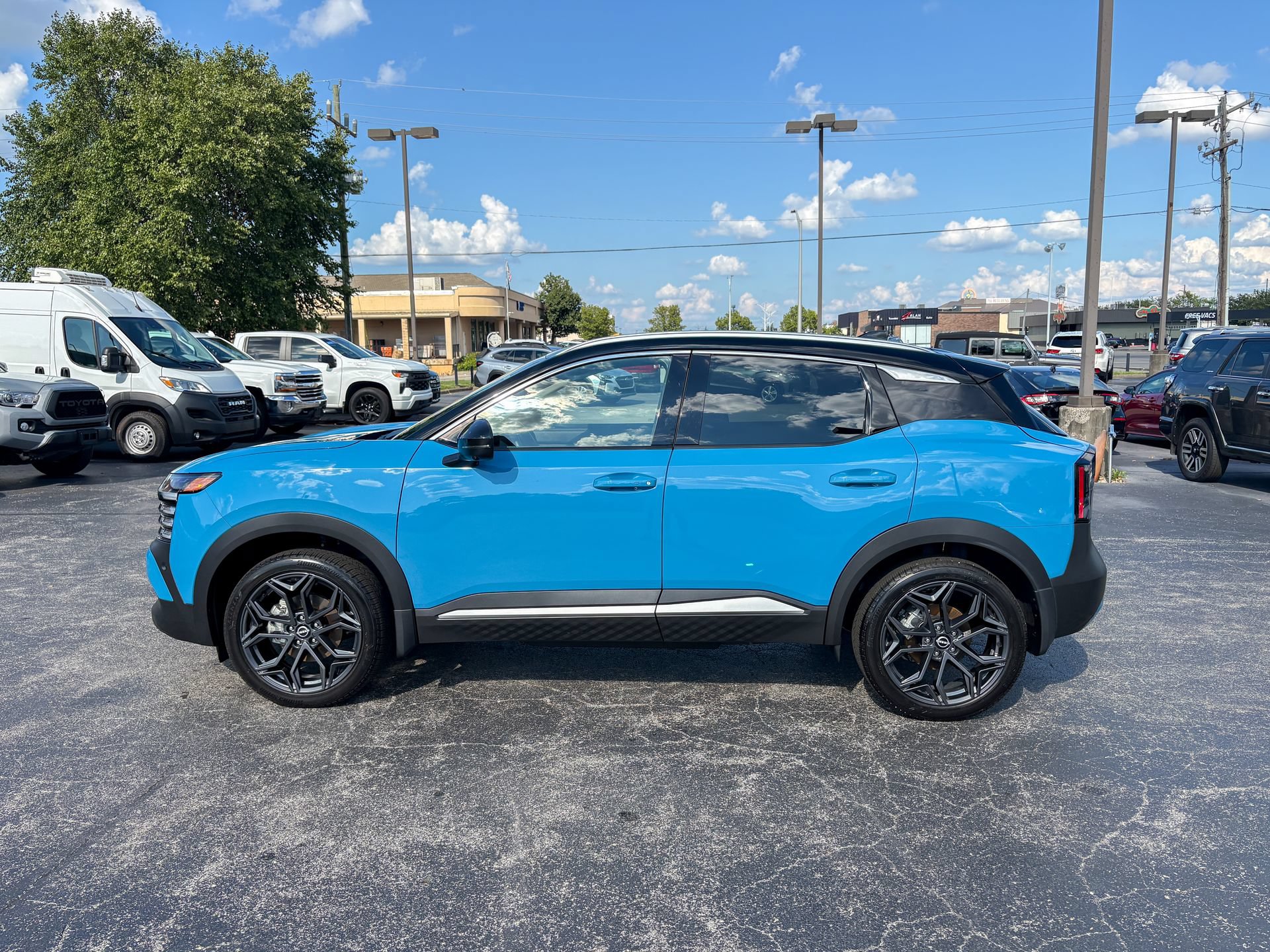 Used 2025 Nissan Kicks SR w/ SR Premium Package AWD/4WD image 7