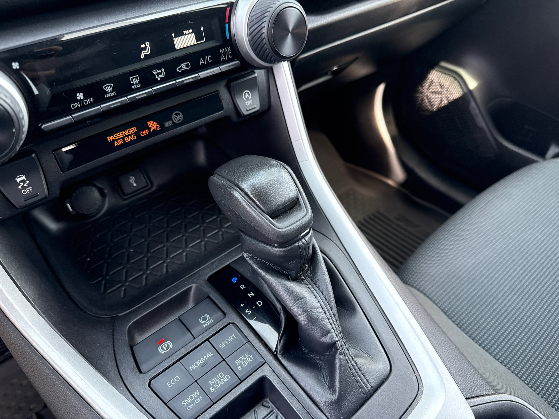 Used 2022 Toyota RAV4 LE image 24