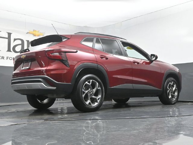 Used 2025 Chevrolet Trax LT FWD image 37