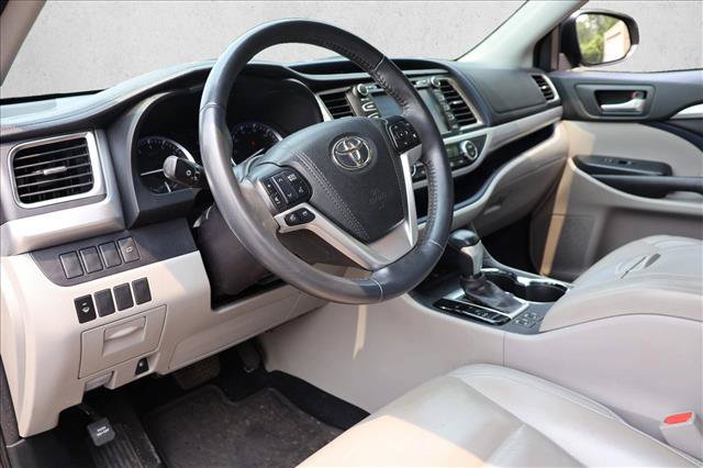 Used 2016 Toyota Highlander XLE AWD/4WD image 12