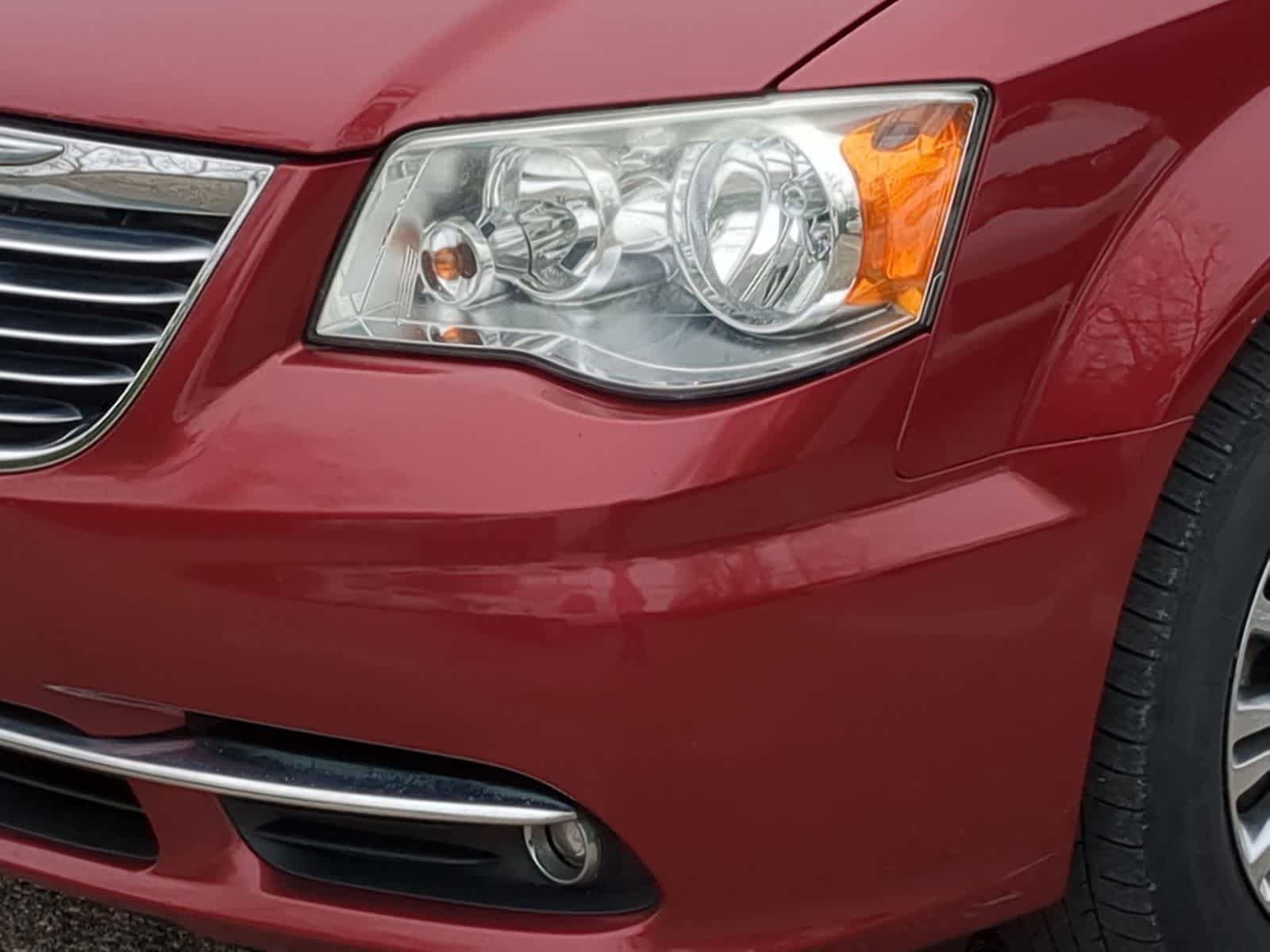 Used 2013 Chrysler Town & Country Touring-L FWD image 11
