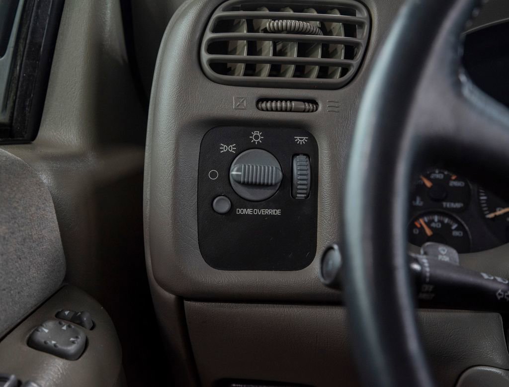 Used 2002 Chevrolet S10 Pickup LS w/ LS Preferred Equipment Group AWD/4WD image 18