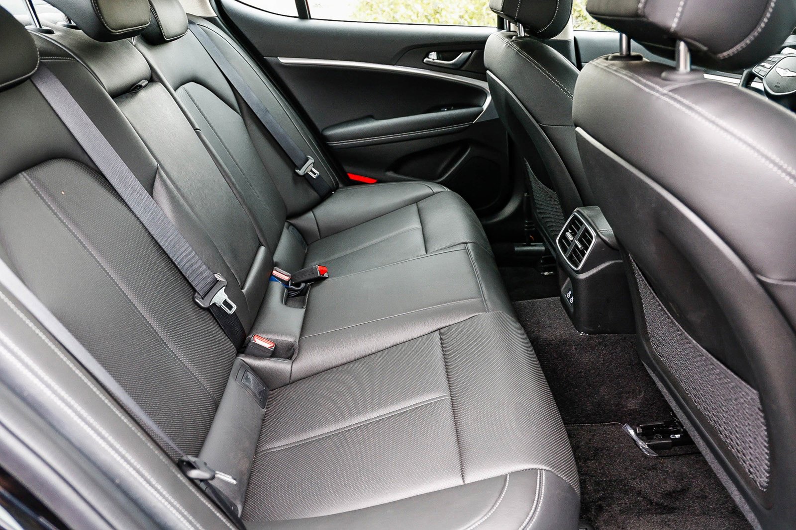 Used 2025 Genesis G70 2.5T image 17