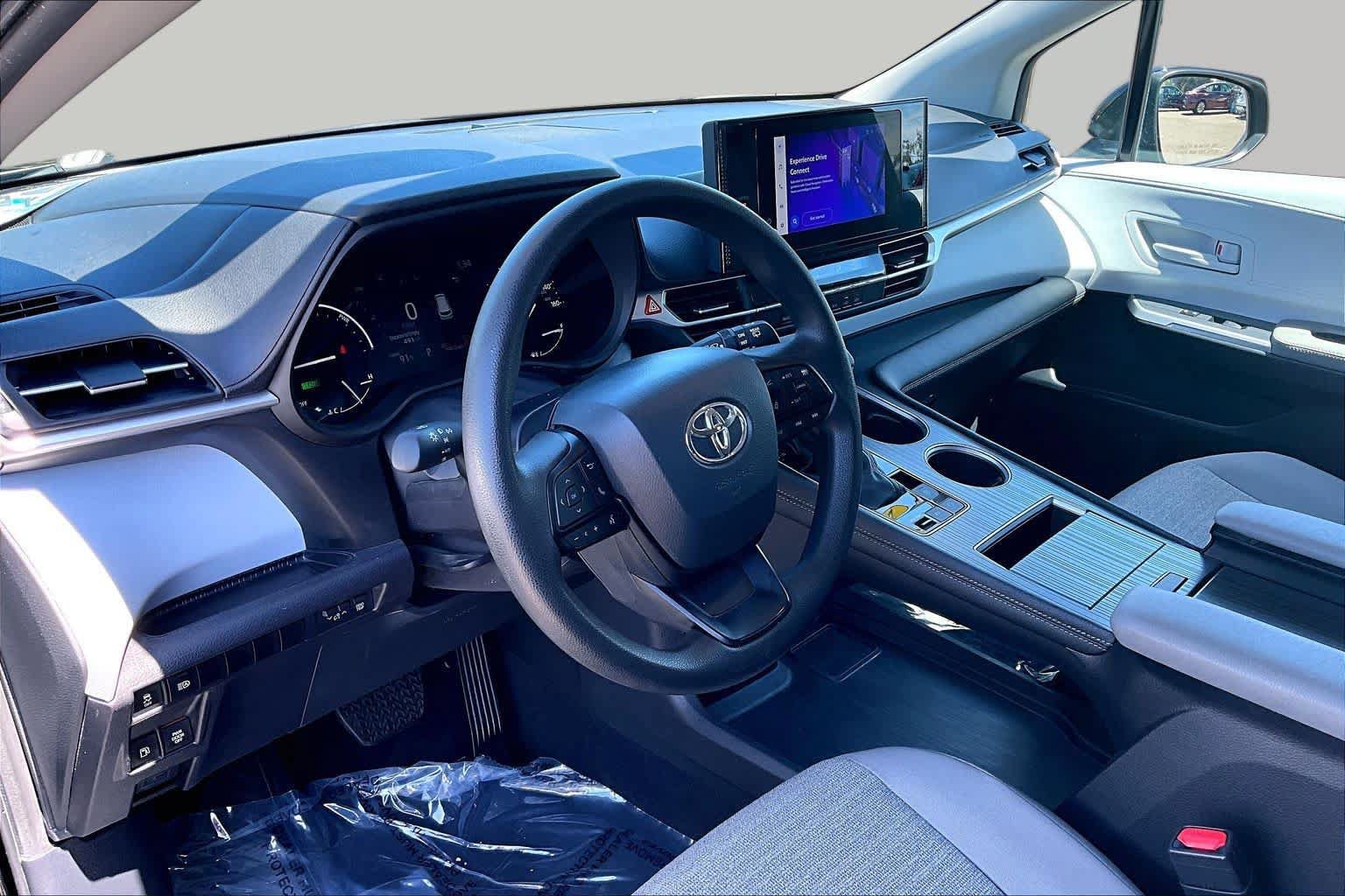 Certified 2025 Toyota Sienna LE FWD image 17