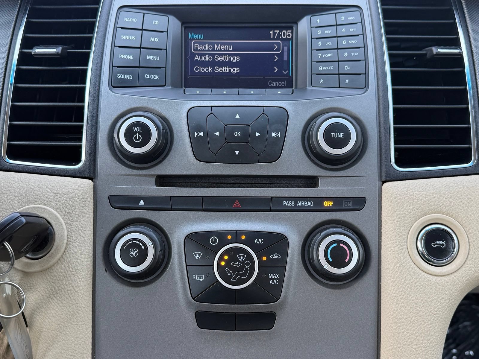 Used 2016 Ford Taurus SE FWD image 29