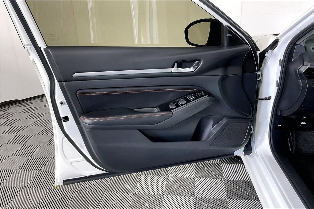 Used 2023 Nissan Altima 2.5 SR FWD image 22