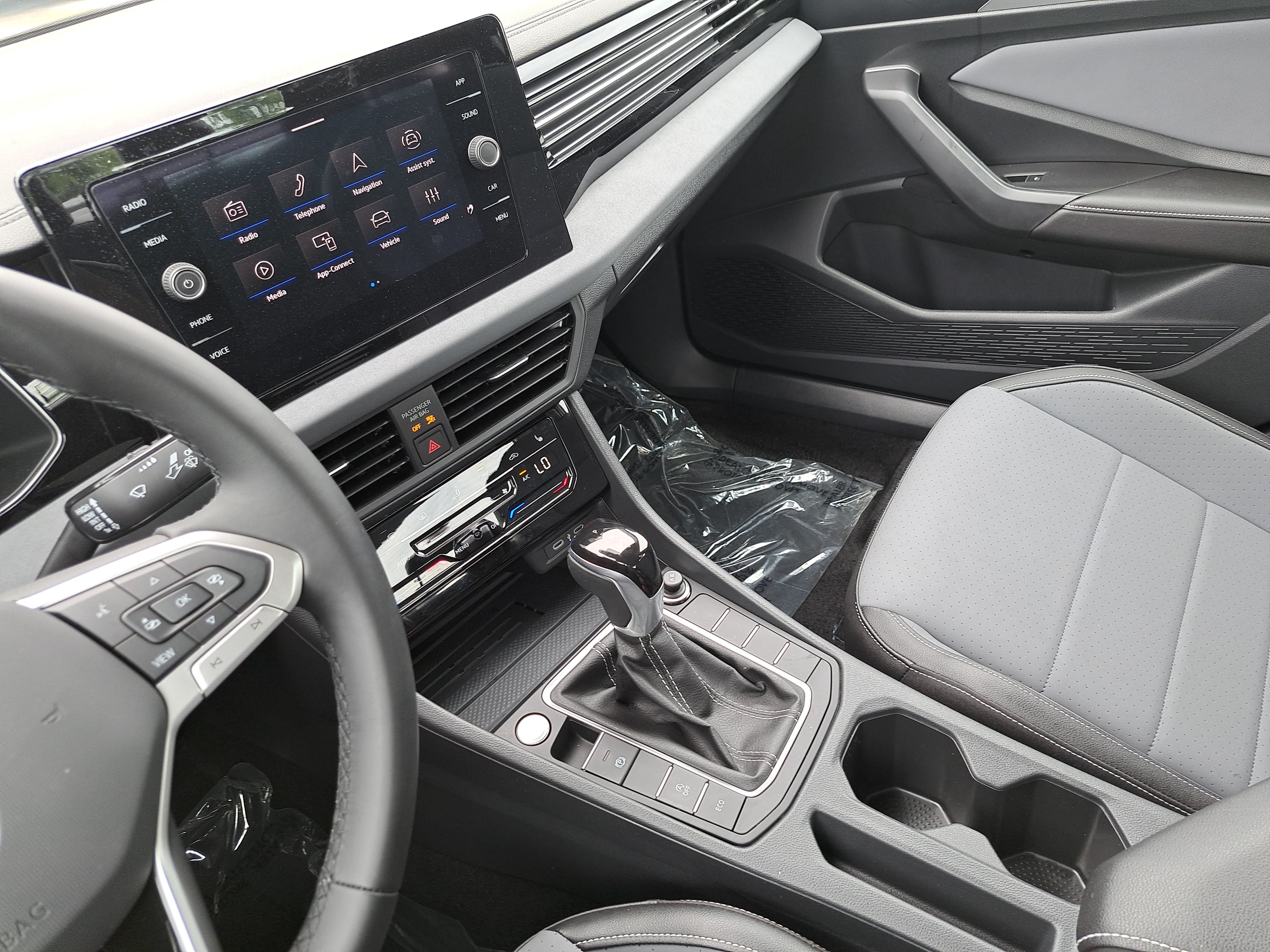 Certified 2025 Volkswagen Jetta SE FWD image 24