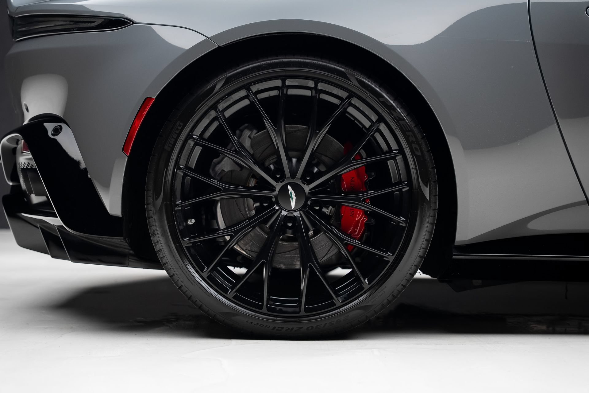 Used 2023 Aston Martin V8 Vantage Roadster RWD image 38