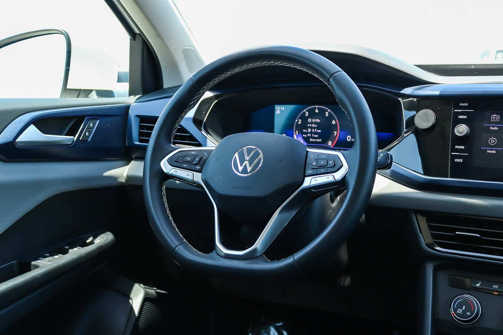 Certified 2022 Volkswagen Taos SE FWD image 15
